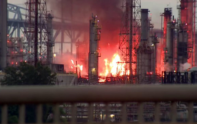 У США на нафтопереробному заводі стався потужний вибух